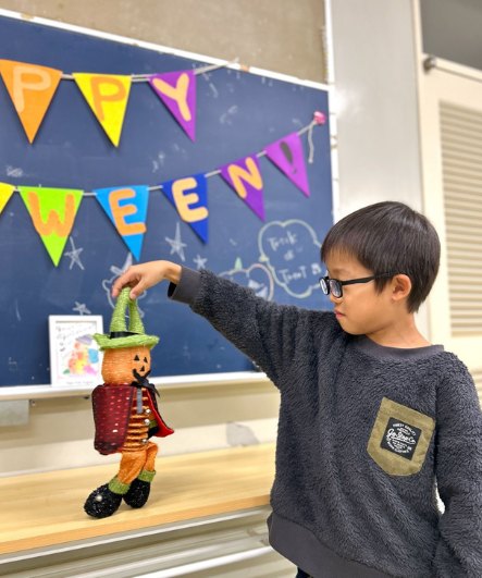 ハロウィンの飾りで遊ぶ男の子