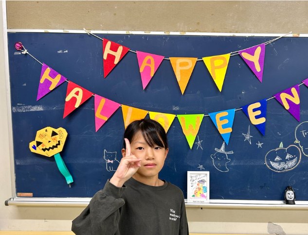 ハロウィンのレッスンでポーズをとる子ども