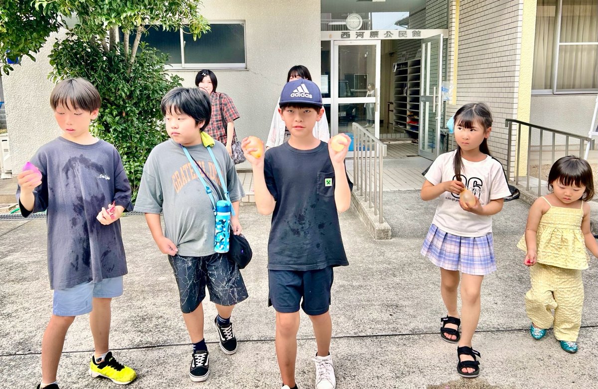 夏祭りで水風船を持つ子どもたち