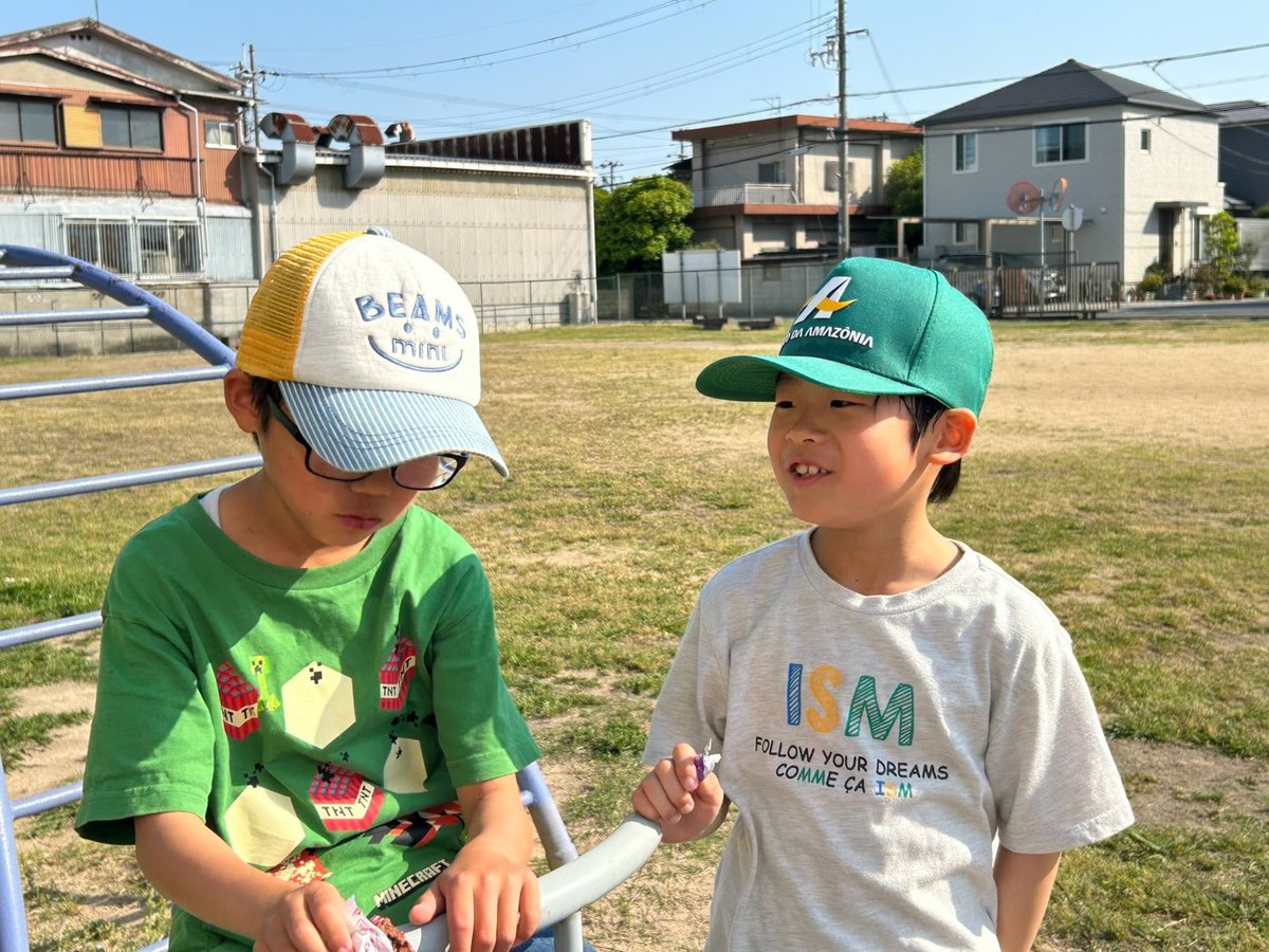 公園レッスンで笑顔を見せる子どもたち