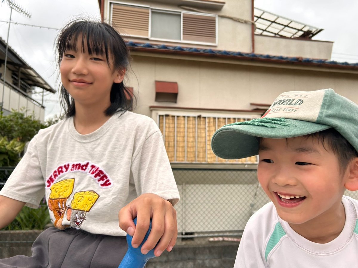 公園レッスンで笑う女の子と男の子