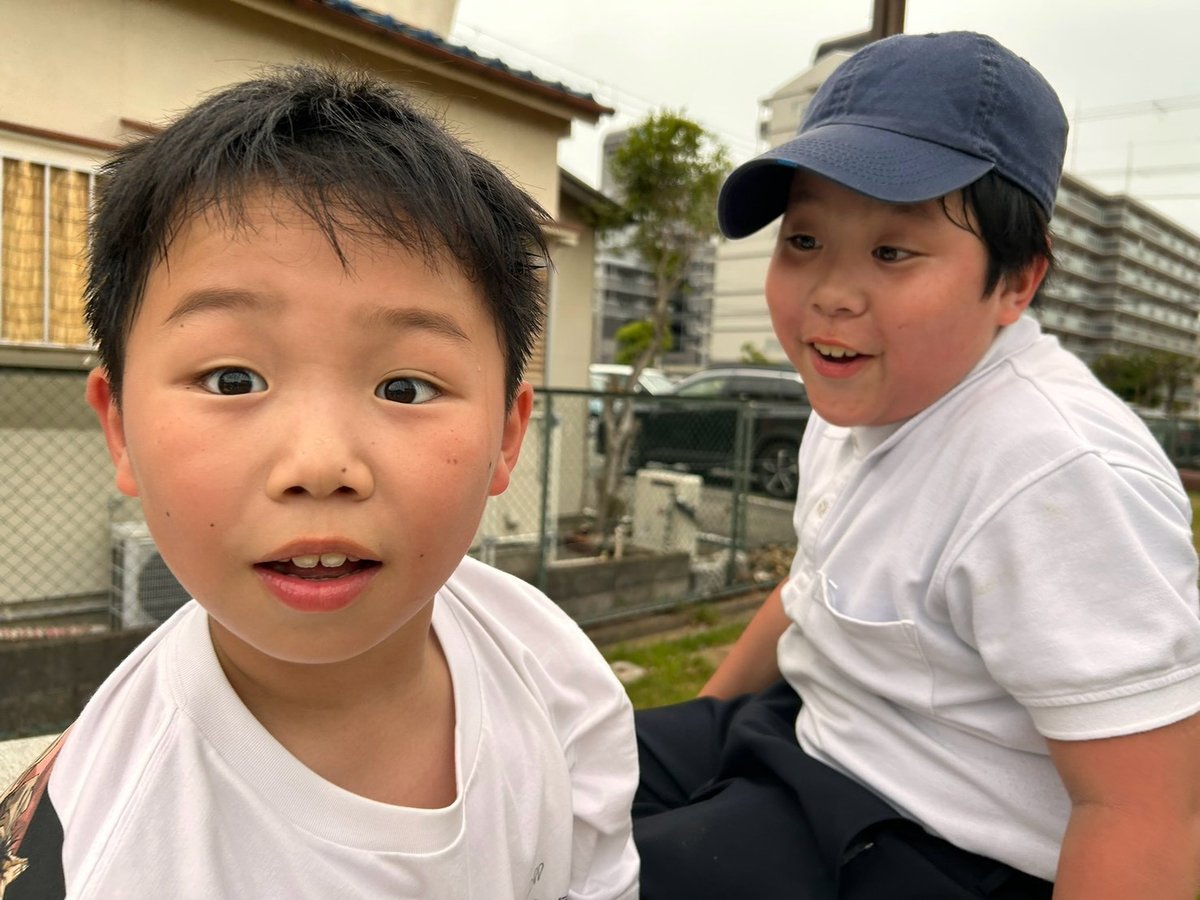 公園レッスンではしゃぐ男の子たち