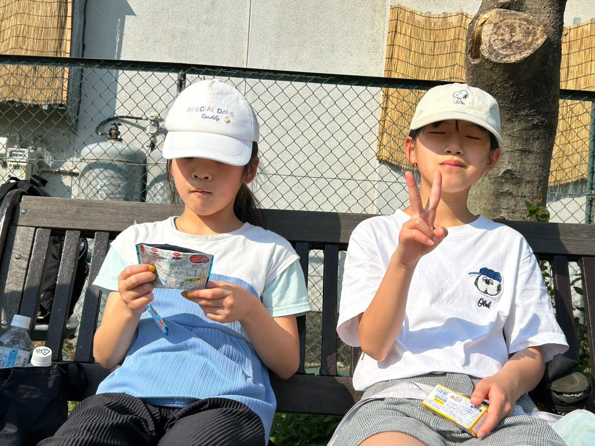 公園レッスンでカードを手に笑う子どもたち