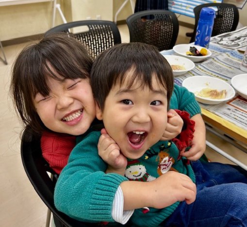 ピザパーティーで笑顔を見せる子どもたち