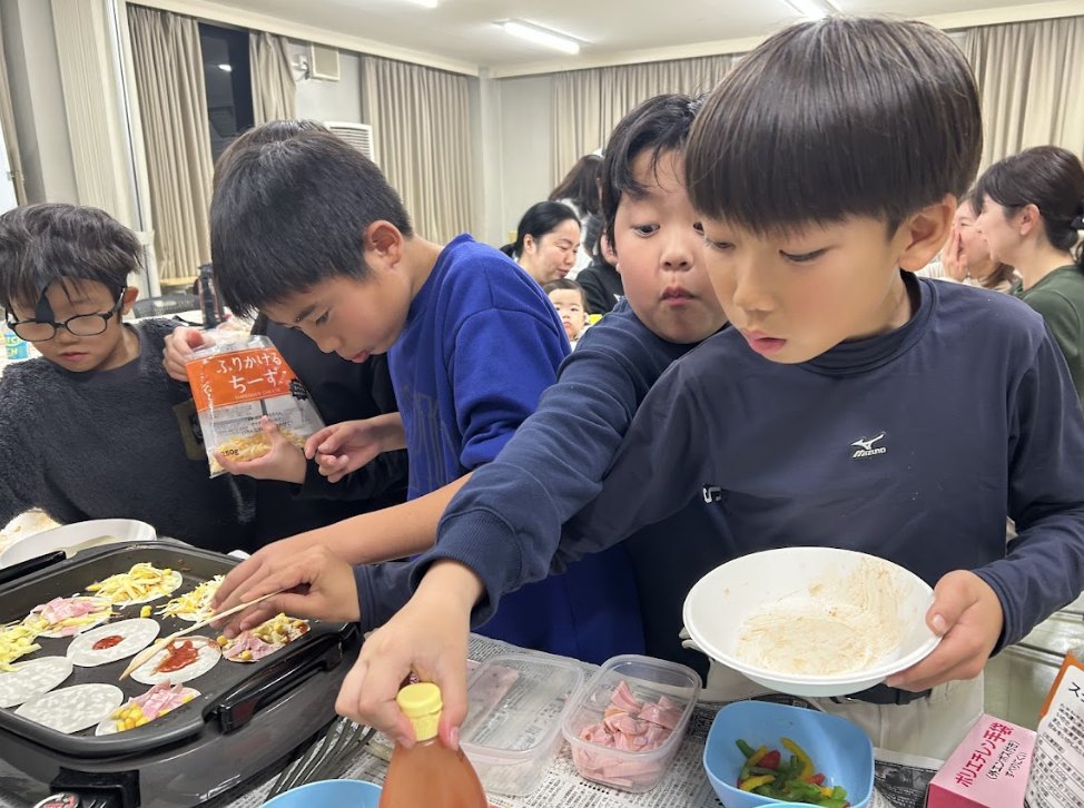 ピザパーティーでピザを作る子どもたち
