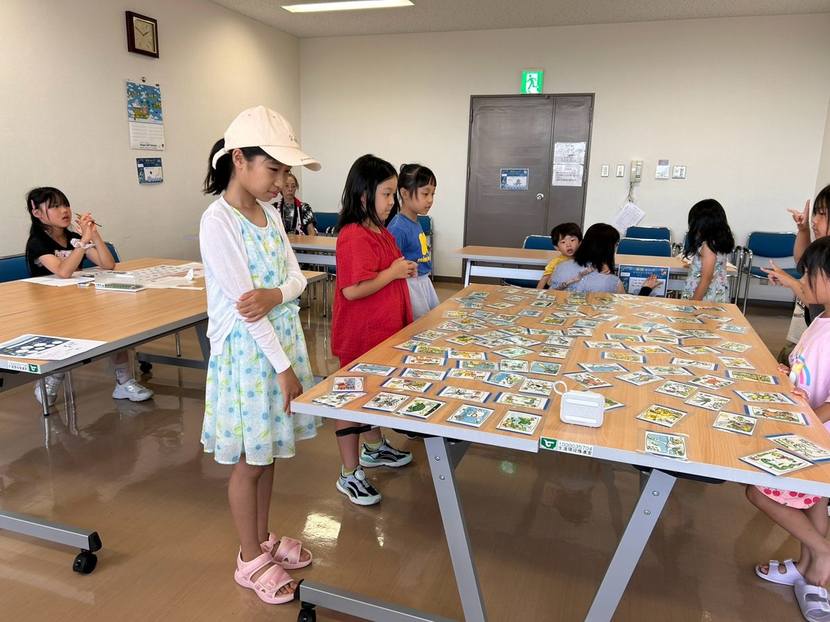 カルタ大会で英語のカードを取り合う子どもたち