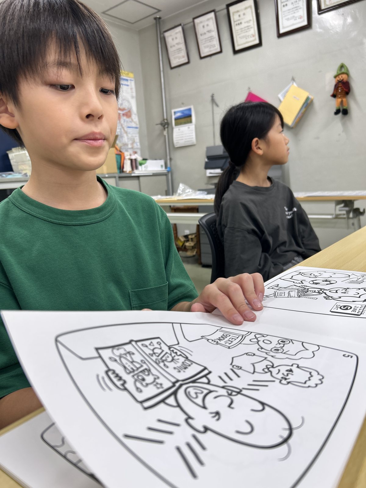 絵を見ながら英語で話す男の子