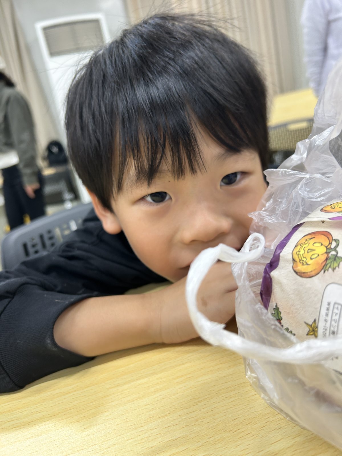 ハロウィンのおかしを受け取る子ども
