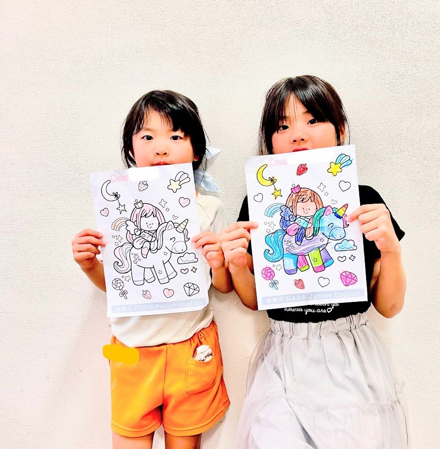 ぬりえを見せるひめじ灘教室の子どもたち