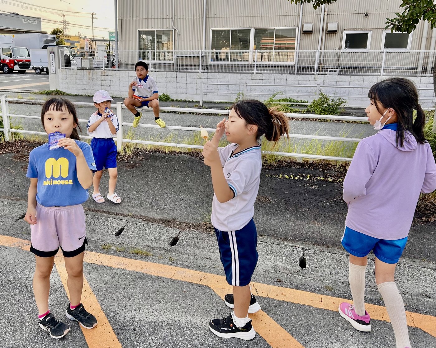 レッスンのあと、外で過ごす子どもたち