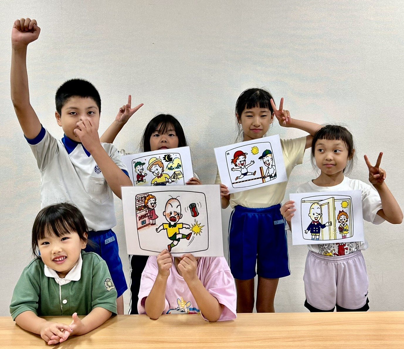 レッスンでカードを持つ子どもたち