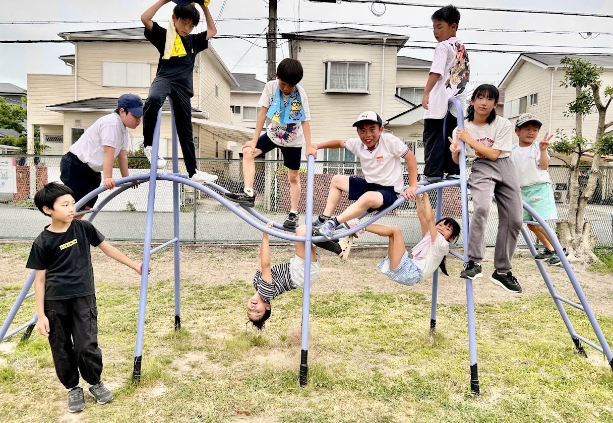 公園の遊具で遊ぶ教室の子どもたち