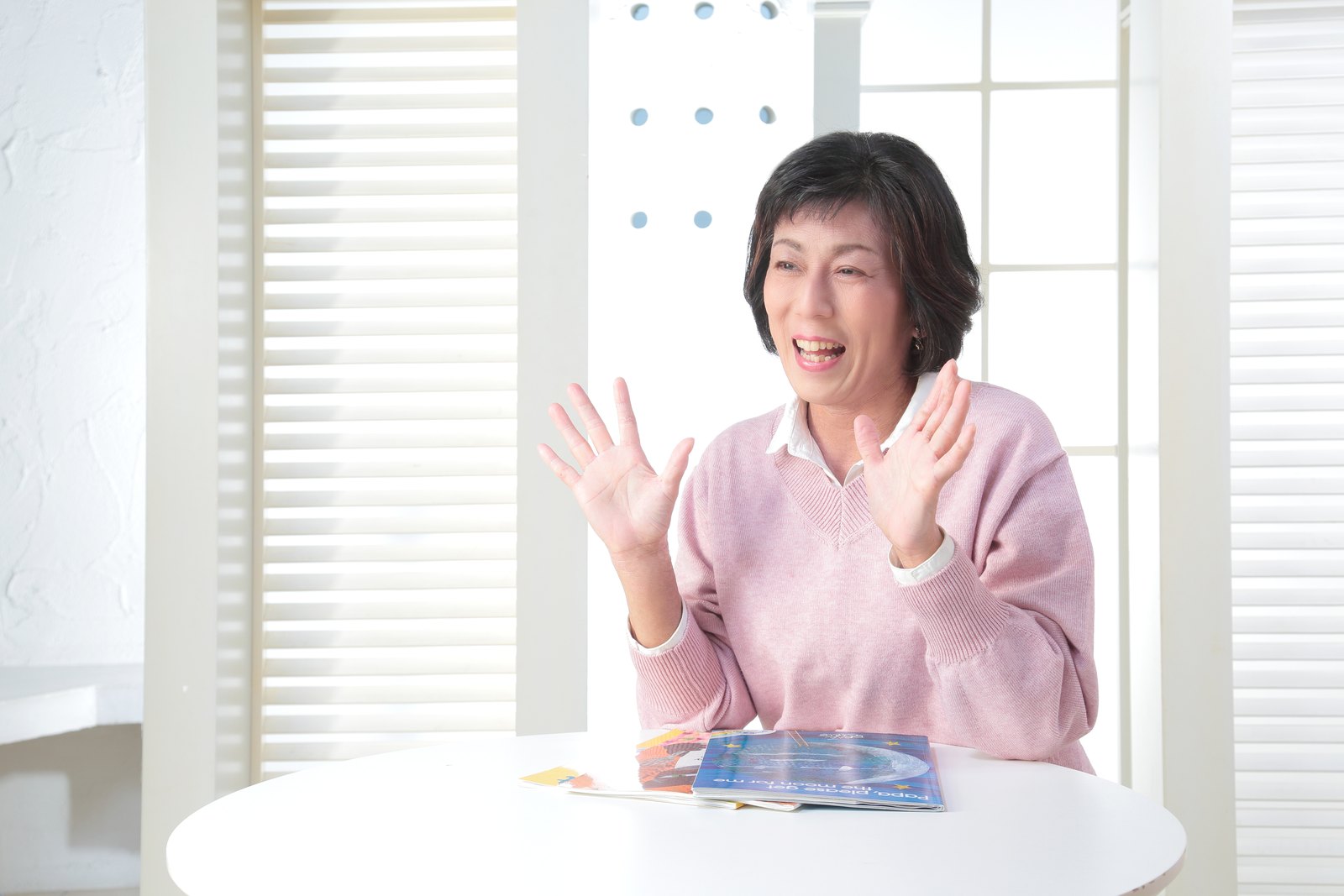 絵本を手に語る堀江智恵子先生