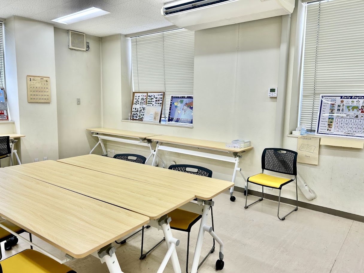 体験レッスンを行う明るい教室