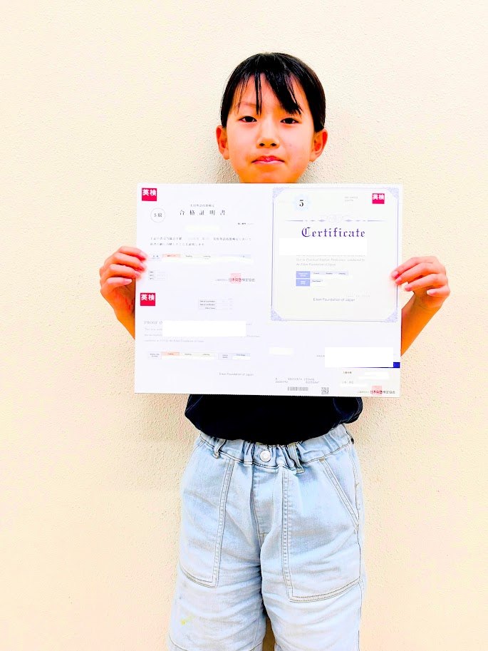 英検5級の合格証明書を持つYちゃん